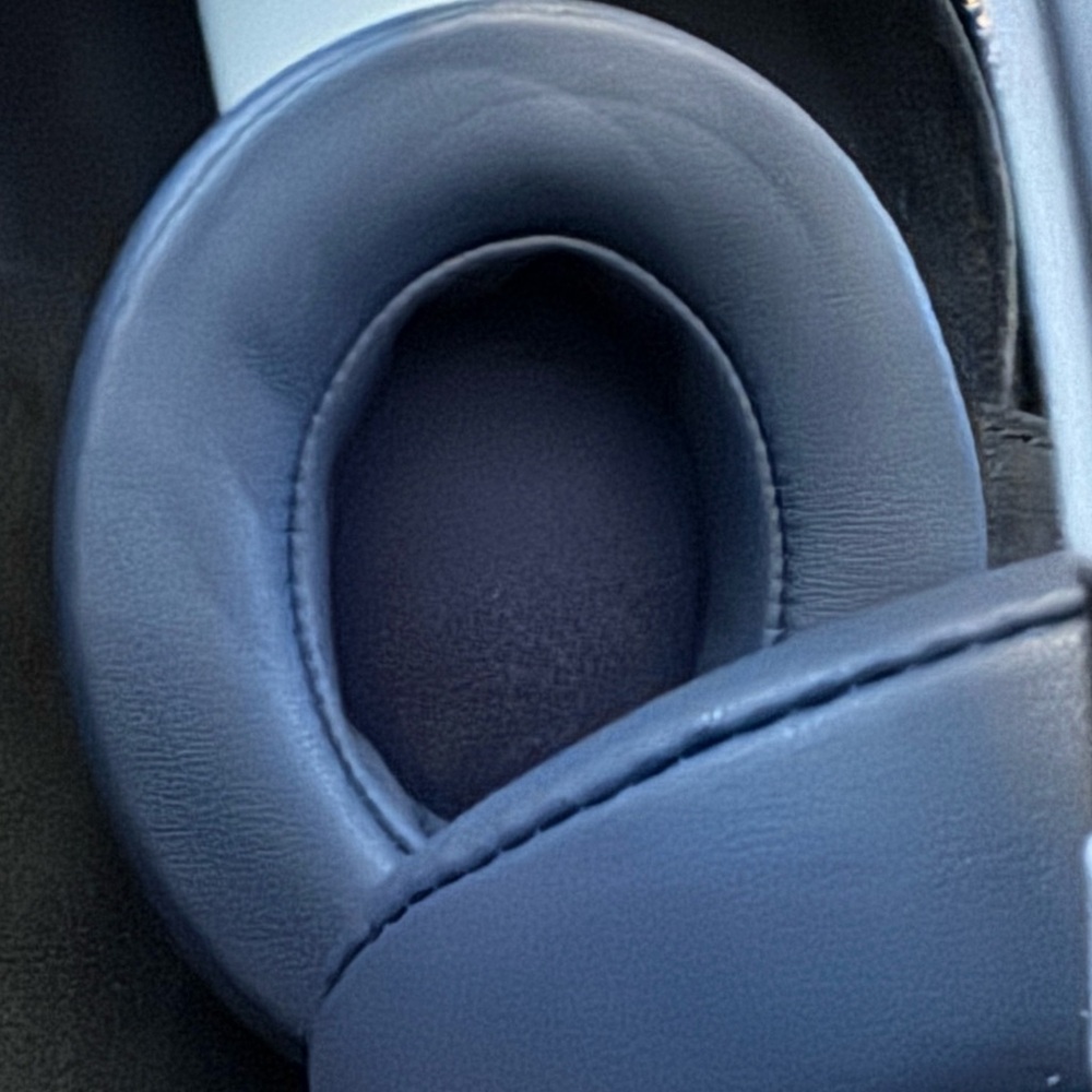 AUTHENTIC BEATS BLUE WIRELESS Headphones with ORIGINAL Case. - Picture 6 of 16